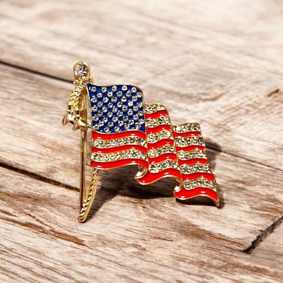 ⭐️3/$25⭐️ American Flag Rhinestone Gold Tone Brooch Pin - Picture 1 of 4